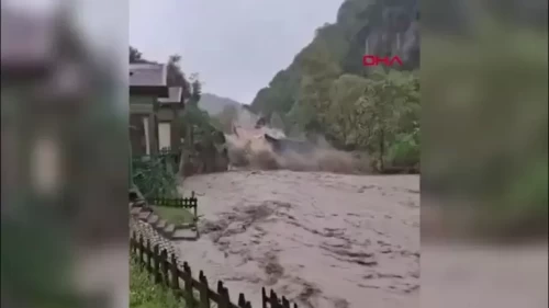 Sakarya’da sel felaketi! Dere kenarındaki iki katlı ev yıkıldı