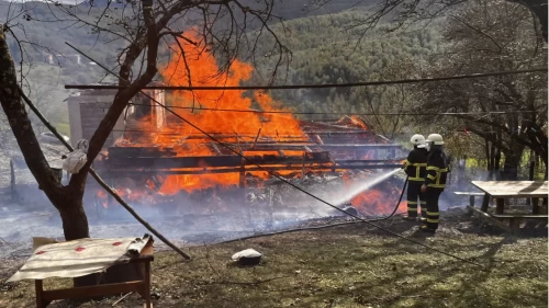 Sinop’ta rüzgarın büyüttüğü yangın evi küle çevirdi