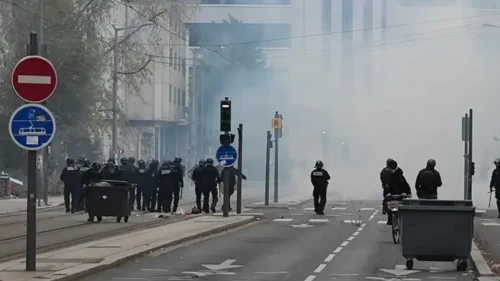 Fransa'da sokaklar karıştı! 70 bin polis sahada, gösterilerde gözaltılar var
