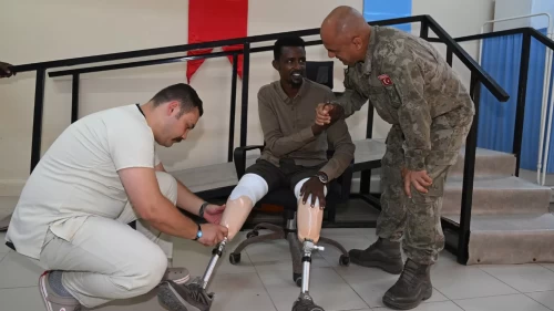 Türkiye'den Somali'deki gazilere protez bacak desteği