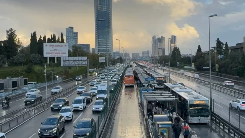 İstanbul'da yağış trafiği kilitledi