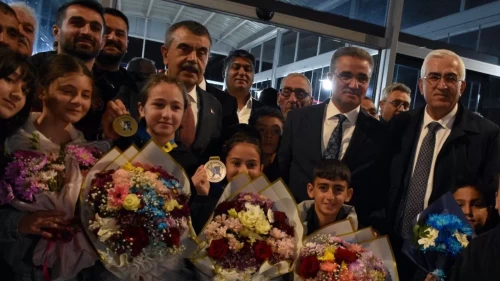 Balkan şampiyonu olan Erzurumlu judocuları Bakan Tekin karşıladı
