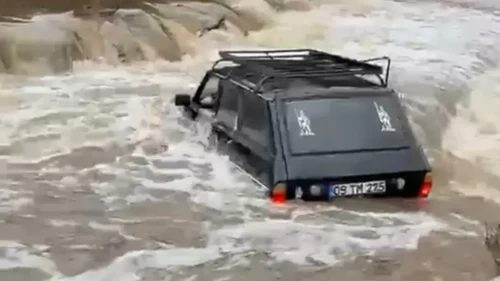 Aydın’da sel felaketi! Otomobil dereye kapıldı, iki kişi ölümden döndü
