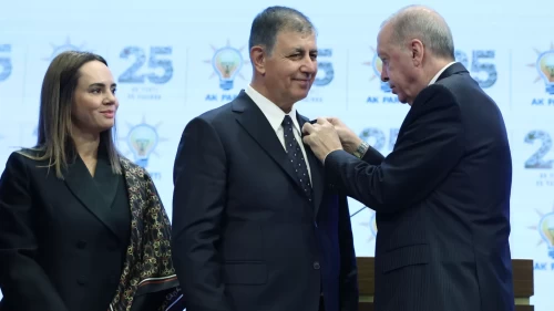 İzmir Büyükşehir Belediye Başkanı Cemil Tugay, AK Parti'ye geçti
