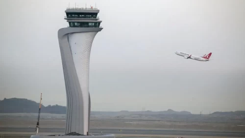 İstanbul'a inemeyen 43 uçak başka yerlere yönlendirildi