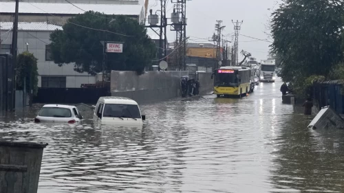 İstanbul sokakları nehre dönüştü, seferler iptal edildi