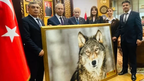 Başkan Kılıç'tan MHP Lideri Bahçeli'ye bozkurt dokumalı halı