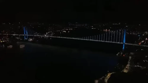 İstanbul Boğazı'ndaki köprüler turkuaz renge büründü!