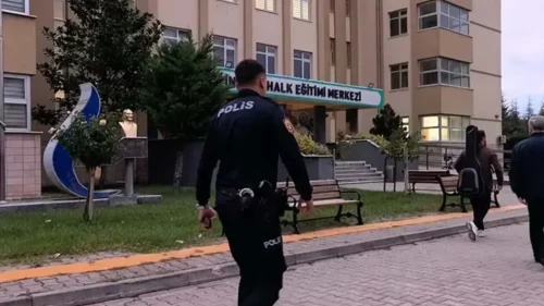 Ehliyet sınavında şüpheli hareketleri ele verdi! Kulağından kopya düzeneği çıktı