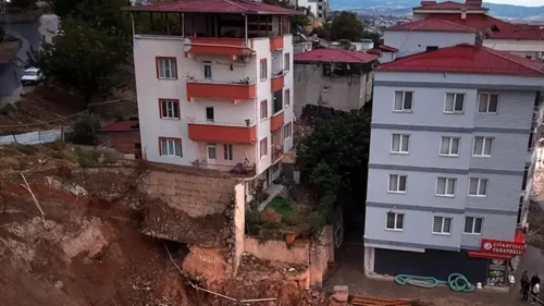 Kahramanmaraş'ta temel kazısı sonrası toprak kaydı! 2 bina boşaltıldı