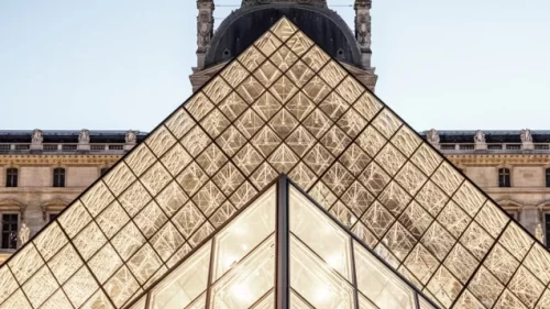 Öğrenci eylemi Louvre’un kapılarını kapattı
