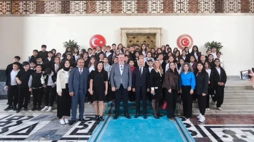 Meclis’in en neşeli konukları! Öğrenciler MHP'li Mehmet Taytak’ı ziyaret etti