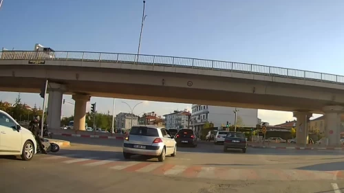 Motosikletli polis memuru bir anda yola savruldu!