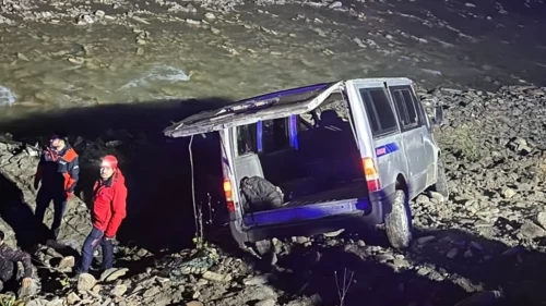Hakkari'de kaçak göçmenleri taşıyan minibüs dereye uçtu