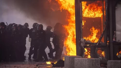 Paris’te sarı yeleklilerin eylemlerinde gerilim
