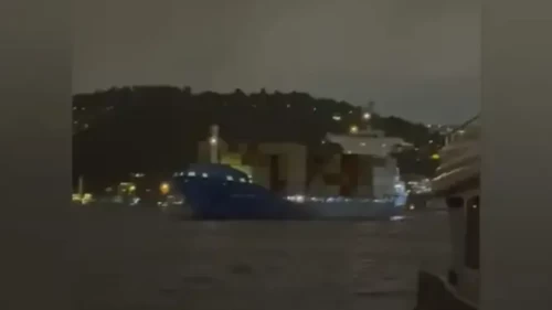 İstanbul Kuruçeşme açıklarında sürüklenen kuru yük gemisi kurtarıldı
