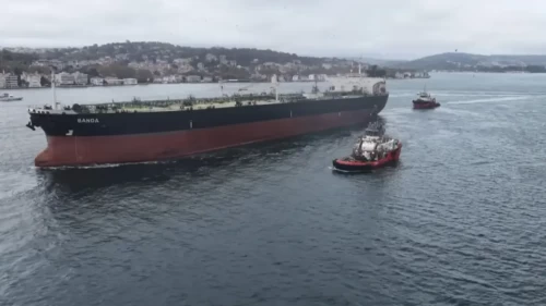 Sarıyer’de karaya oturan petrol tankeri İstanbul Boğazı’ndan geçirildi
