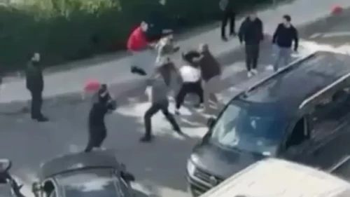 İstanbul'da yol verme tartışması kavgaya dönüştü! Tekme ve yumruklar havada uçuştu
