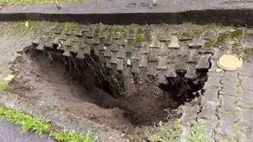 Şiddetli yağış sonrası kaldırım çöktü