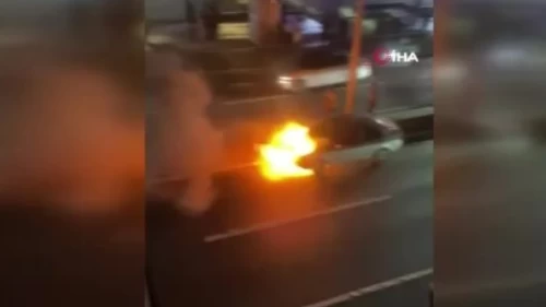 Beylikdüzü'nde seyir halindeki araç alev topuna döndü