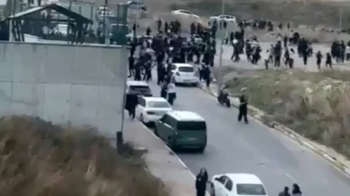 Esenyurtta lisede öğrenciler arasında bıçaklı kavga! Çok sayıda ekip sevk edildi