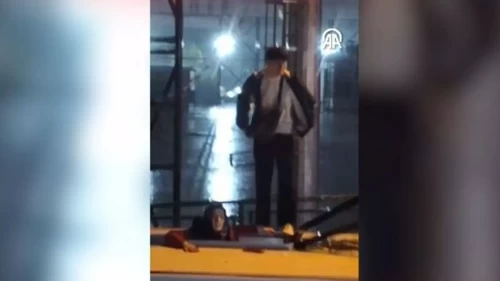 Sarıyer'de mahsur kalan yolcular otobüsün çatısına sığındı