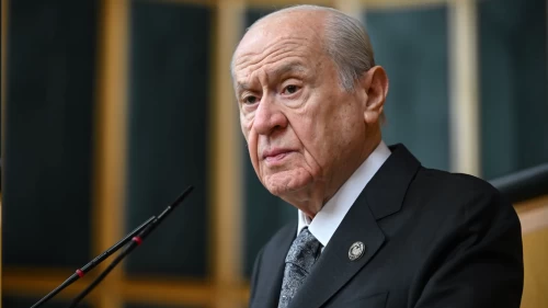 Bilge Lider Bahçeli'den TBMM'de Neşet Ertaş'lı mesaj: Yüzük ve rozetindeki gizemli detay!