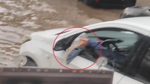Diyarbakır'da otomobiline dolan suyu bardakla tahliye etti