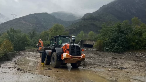 Sakarya'da toprak kayması mahalle girişlerini kapattı