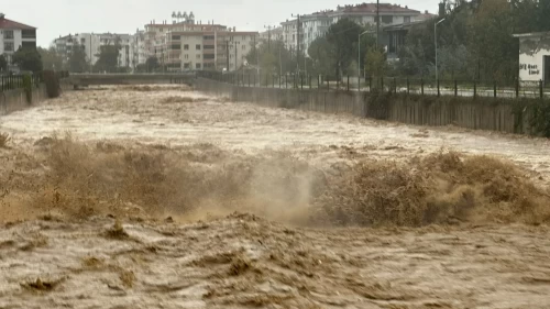 Yalova’da 5 katlı binanın bahçesinde toprak çökmesi!