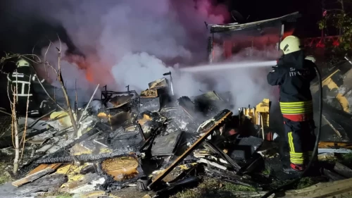 Samsun’da ahşap ev alevlere teslim oldu