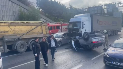 Bağcılar'da zincirleme kaza! Kamyon ve TIR birbirine girdi!