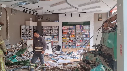 Pendik’te hafriyat kamyonu eczaneye daldı: 6 yaralı