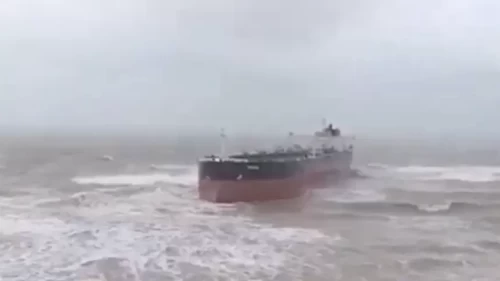 Sarıyer açıklarında sürüklenen gemi karaya oturdu
