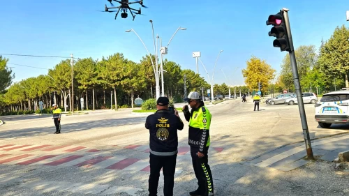 Elazığ'da Polis dronla tespit etti, adayları sınava yetiştirdi