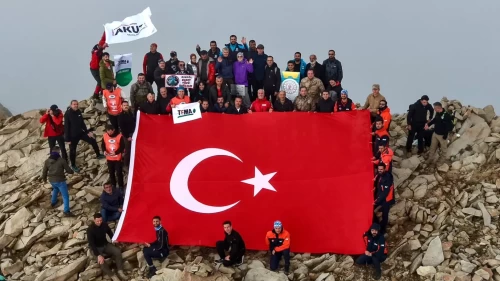 SÜLBÜS DAĞI'NA ÇIKIP TÜRK BAYRAĞI AÇTILAR