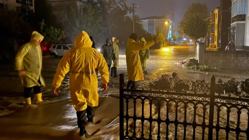 Tepelerde biriken sular ilçeyi bastı! Yollar nehre döndü