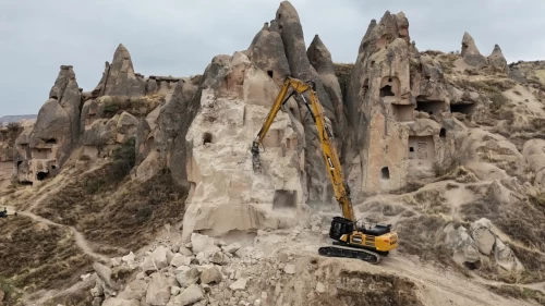 Göreme’de tehlikeli kayalar kontrollü yıkılıyor