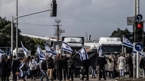 Gazze'ye yardım taşıyan tırları durdurdular