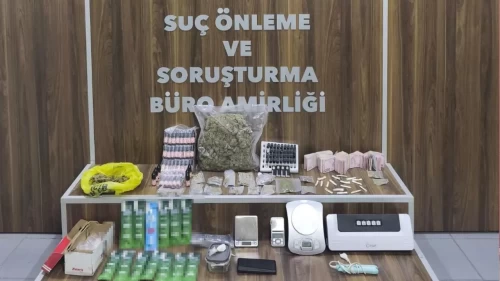 İzmir’de zehir tacirlerine darbe: 1 kiloya yakın esrar ele geçirildi