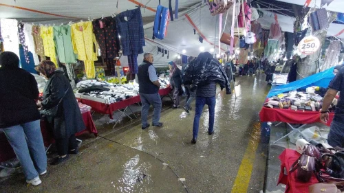 Bolu'da aniden bastıran sağanak hayatı felç etti