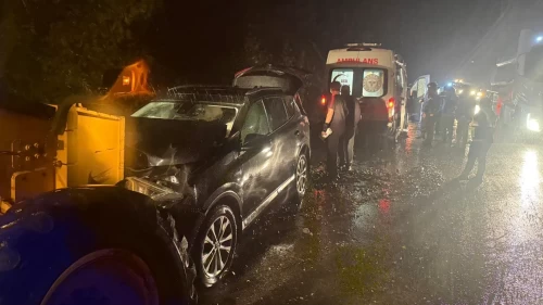 Sakarya'da sel görevine giden greyder ile otomobil çarpıştı