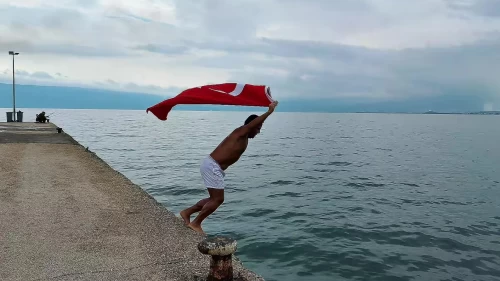 Buz gibi havaya meydan okudu! Türk bayrağıyla denize atladı