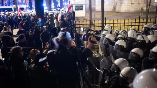 Polonya’da Anayasa Mahkemesi düğümü: Polis müdahalesi ve istifalar peş peşe