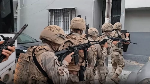 Adana'da MİT ve polisten ortak operasyon! Aranan suç örgütü şüphelisi yakalandı