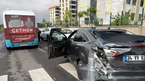 Halk otobüsü ve otomobil çarpıştı: Kazada yaralılar var