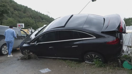 Ayazağa'da 1 kilometre sürüklenen araçtan can havliyle kaçtılar
