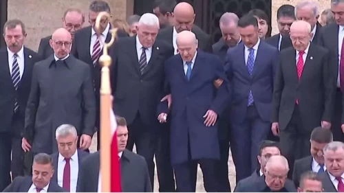 MHP Lideri Devlet Bahçeli, Kılıçdaroğlu ve Dervişoğlu ile kol kola yürüdü
