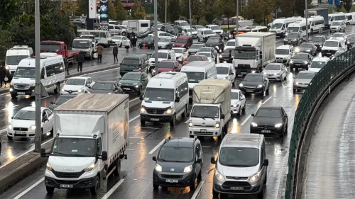 İstanbul'da yağış etkisiyle trafik yoğunluğu yüzde 80'e fırladı