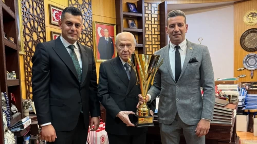 Türkiye Boks Federasyonu, Avrupa Şampiyonluğu Kupasını MHP Lideri Bahçeli’ye takdim etti